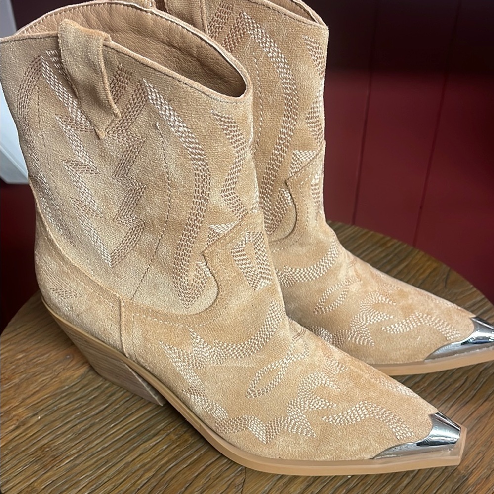 Silver-Tipped Tan Above Ankle Booties Western Style - Picture 11 of 11
